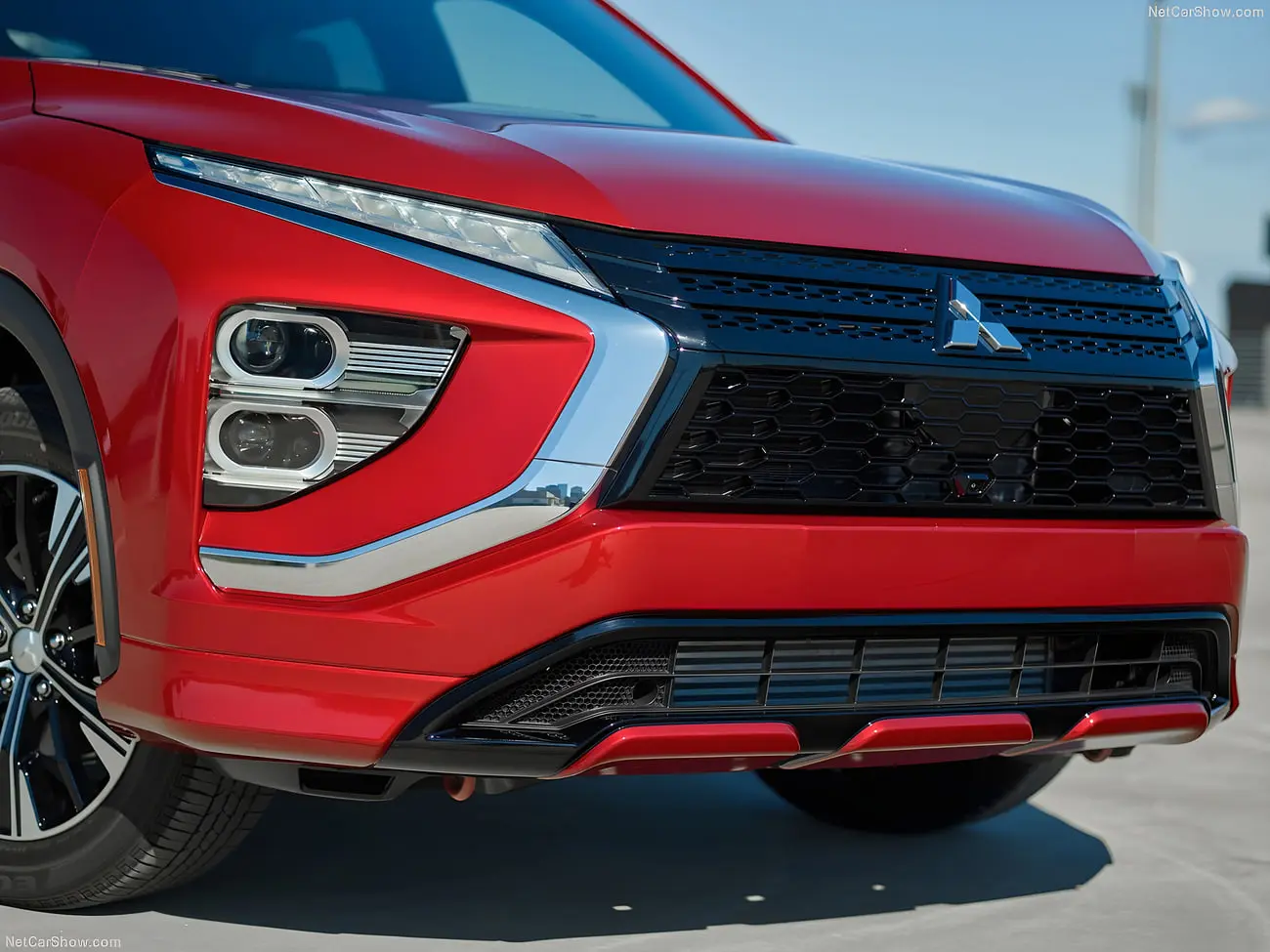 نمای جلو و جلوپنجره خودروی میتسوبیشی اکلیپس کراس (Mitsubishi Eclipse Cross) قرمز رنگ