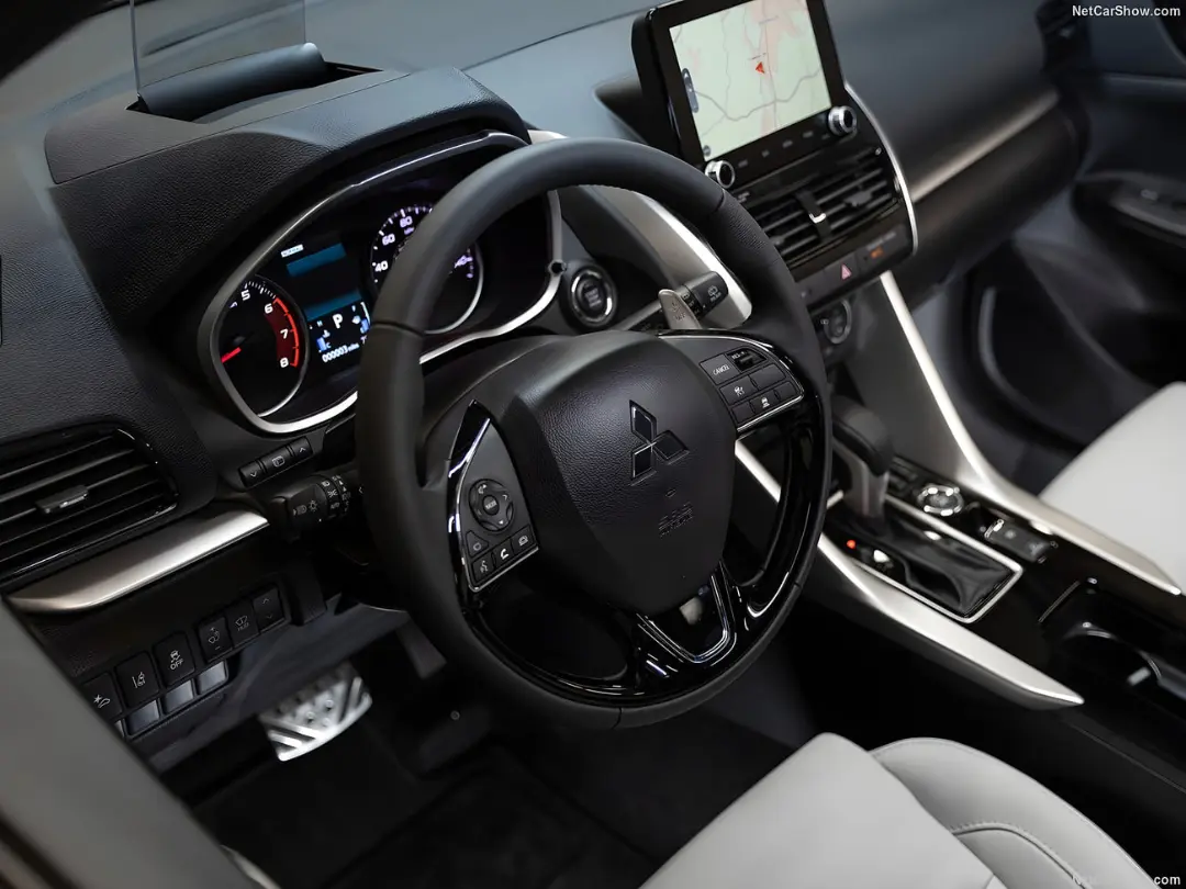 نمای داخلی و داشبورد خودروی میتسوبیشی اکلیپس کراس (Mitsubishi Eclipse Cross)
