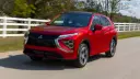 خودرو قرمز رنگ میتسوبیشی اکلیپس کراس (Mitsubishi Eclipse Cross) در حال حرکت در جاده