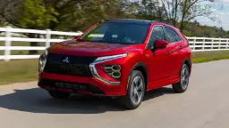 خودرو قرمز رنگ میتسوبیشی اکلیپس کراس (Mitsubishi Eclipse Cross) در حال حرکت در جاده