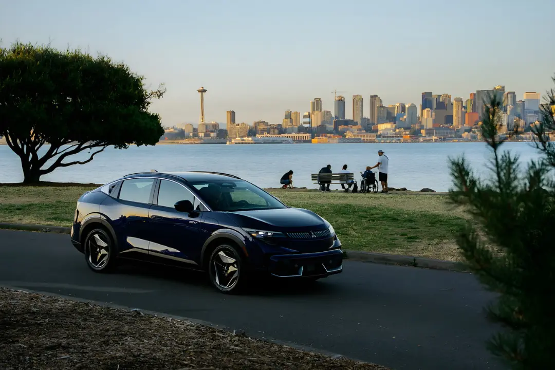 میتسوبیشی اکلیپس (Mitsubishi Eclipse) جدید با رنگ آبی در کنار ساحل