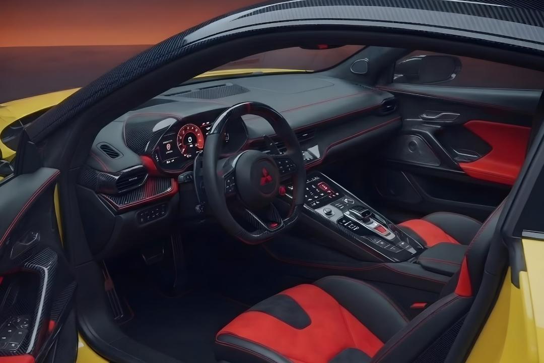 کابین خودروی میتسوبیشی اکلیپس (Mitsubishi Eclipse) با طراحی مدرن و رنگ قرمز