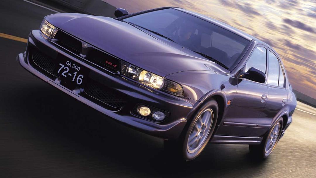 خودرو اسپرت میتسوبیشی گالانت (Mitsubishi Galant) VR-4 در حال حرکت در جاده