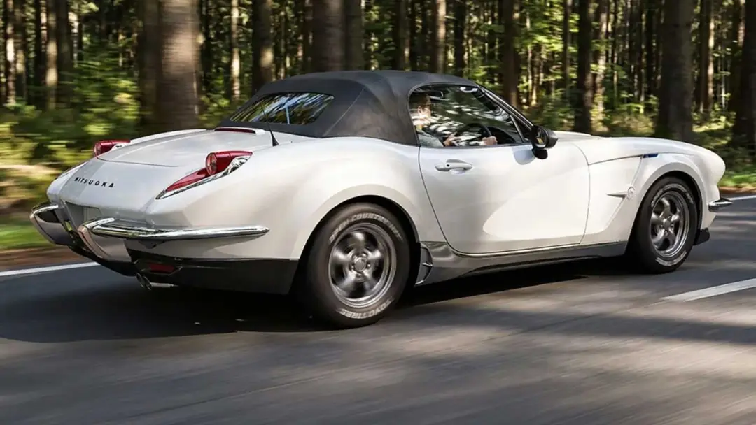 خودرو میتسوکا LA1 (Mitsuoka LA1) با بدنه سفید و سقف پارچه‌ای مشکی در حال حرکت