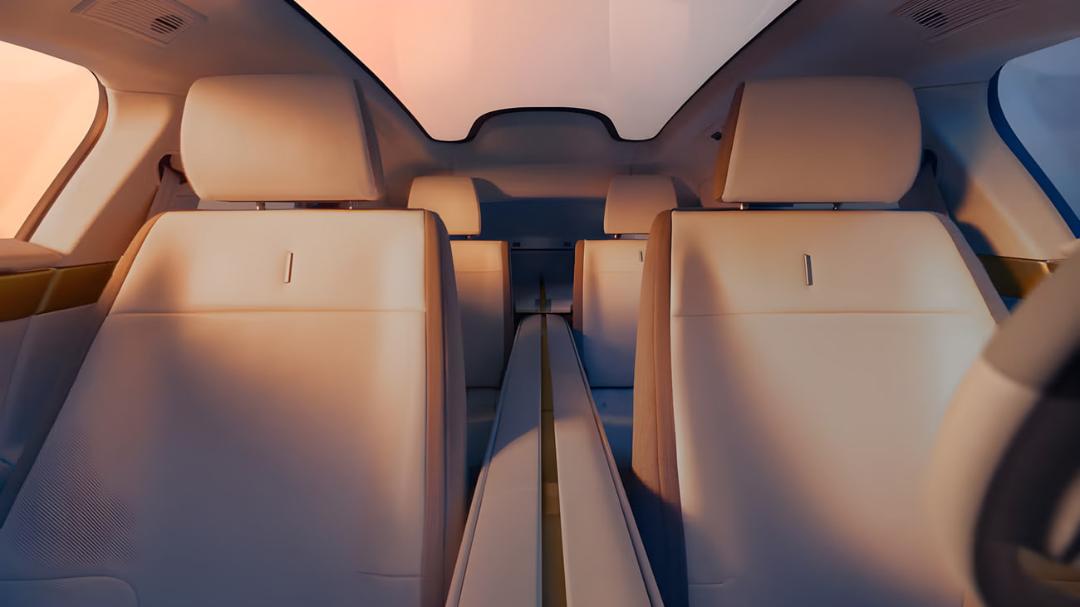 کابین خودرو با صندلی‌های چرمی روشن و سقف پانوراما