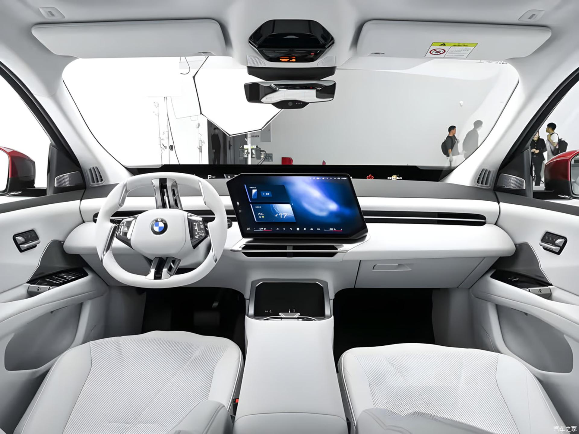 نمای داخلی لوکس و مدرن BMW iX3 L برقی با صندلی‌های سفید و نمایشگر دیجیتال بزرگ