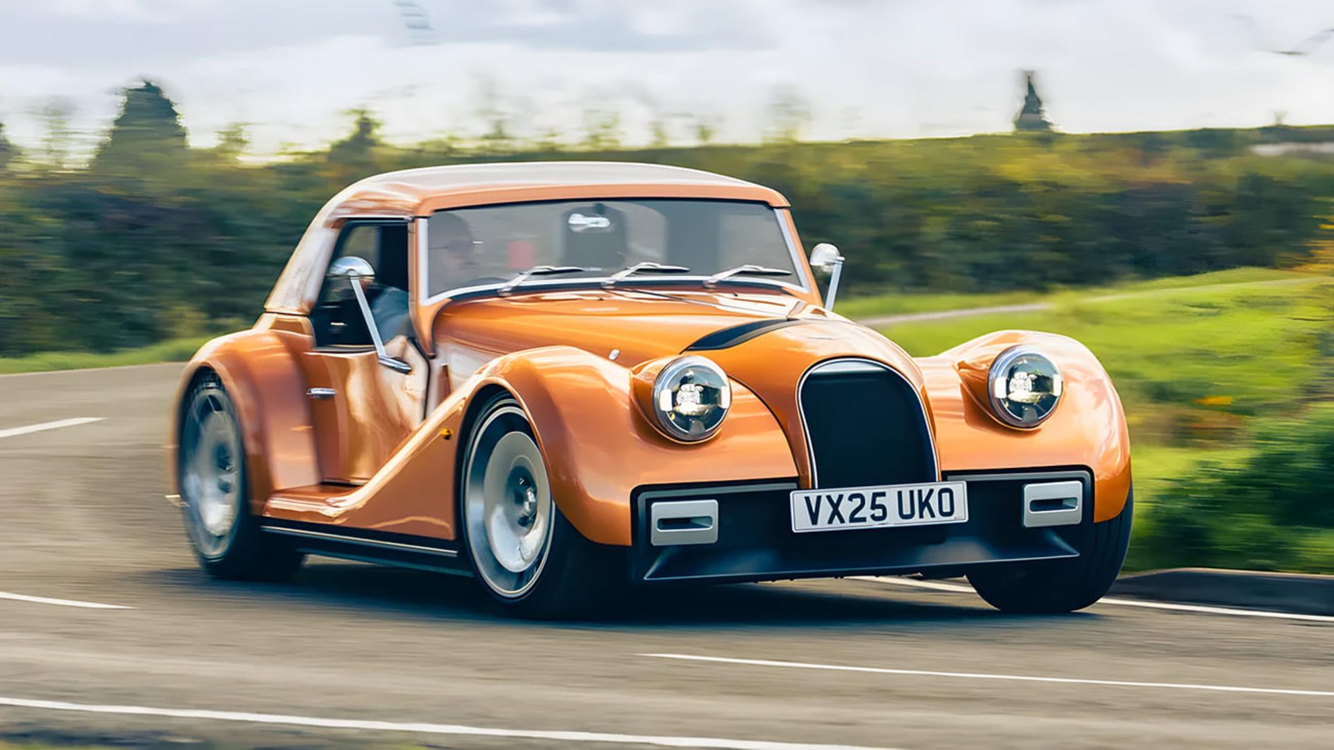 خودرو مورگان سوپراسپرت (Morgan Superlight) نارنجی در حال حرکت در جاده