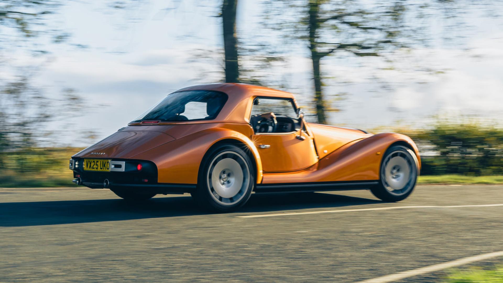 خودرو نارنجی مورگان سوپراسپرت (Morgan Supersport) در حال حرکت در جاده