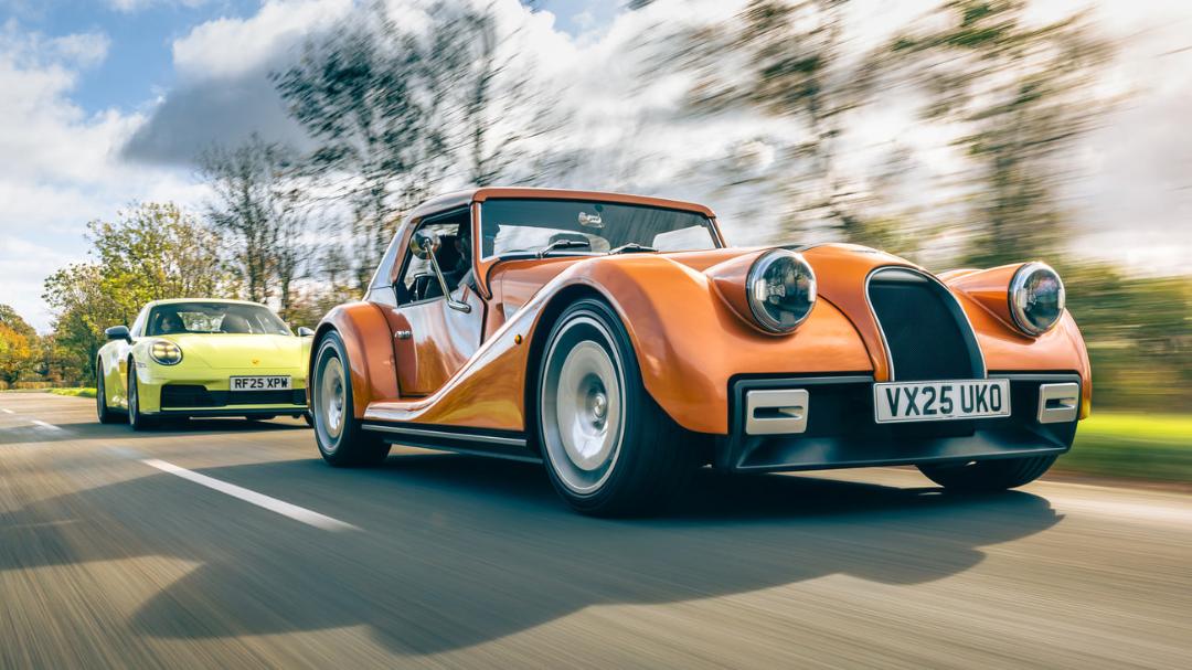 مورگان سوپراسپرت (Morgan Supersport) نارنجی در حال حرکت در کنار پورشه 911 کاررا T زرد