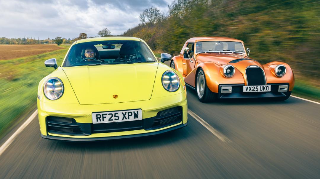 پورشه 911 کاررا T (Porsche 911 Carrera T) زرد رنگ در کنار مورگان سوپراسپرت نارنجی در حال حرکت