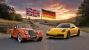 خودروهای مورگان (Morgan) و پورشه ۹۱۱ کاررا T (Porsche 911 Carrera T) در جاده‌ای روستایی