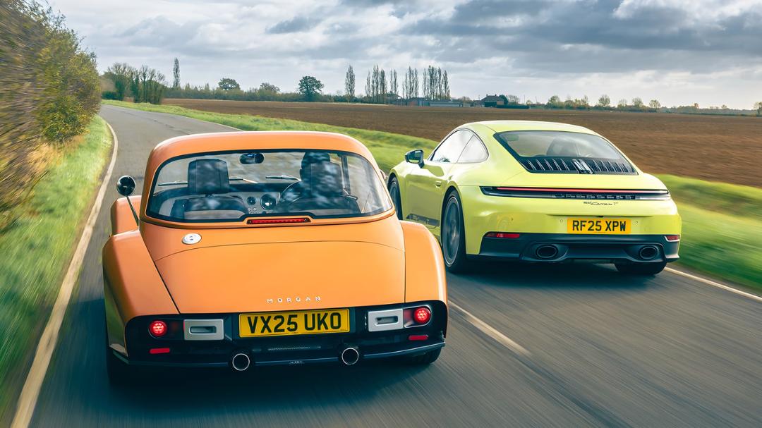مورگان (Morgan) نارنجی و پورشه ۹۱۱ (Porsche 911) کاررا T زرد در حال حرکت در جاده