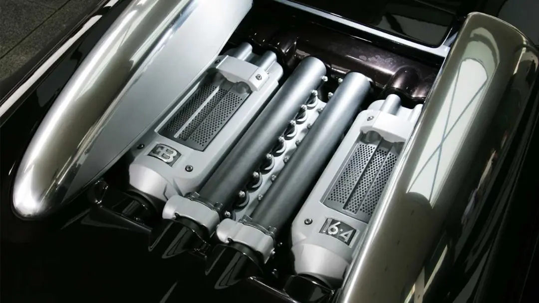 موتور ۱۶ سیلندر (W16) خودروی بوگاتی (Bugatti) با پوشش فلزی براق