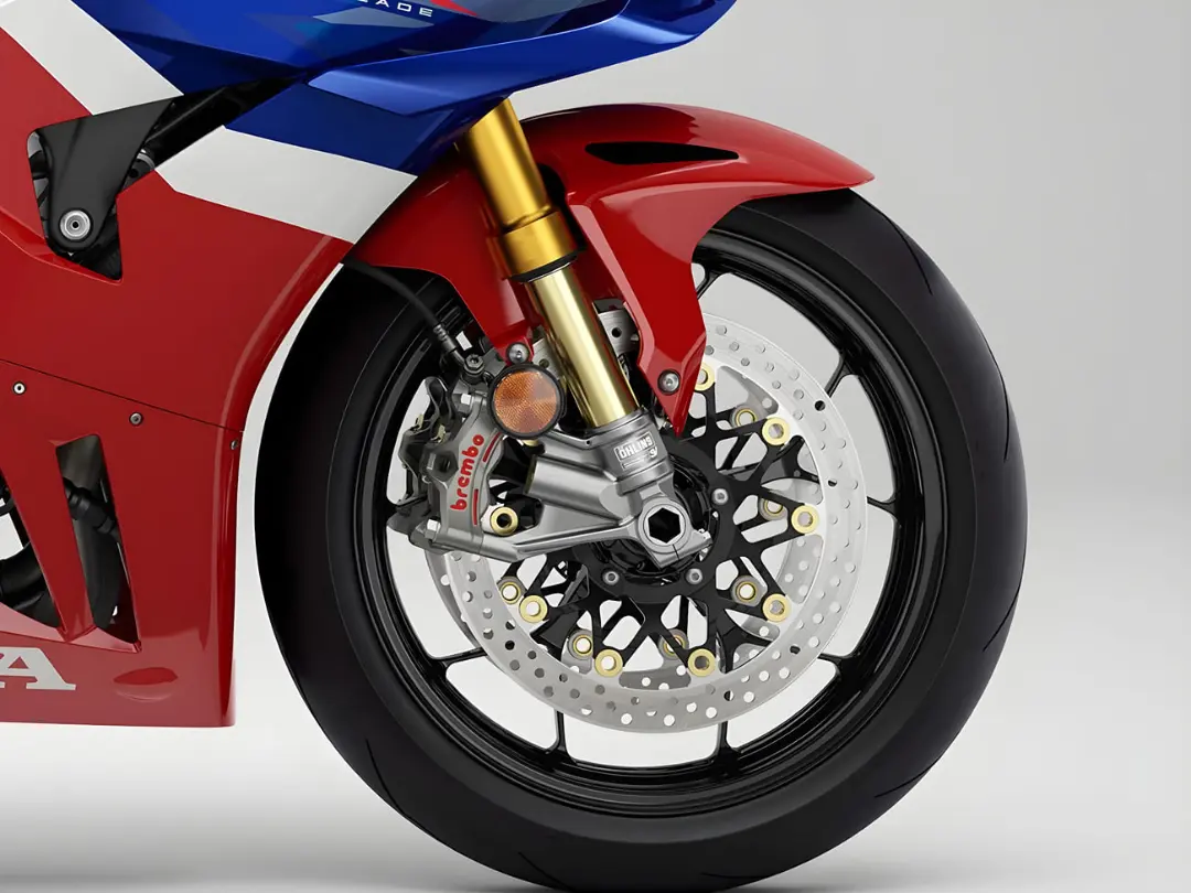 ترمزهای دیسکی و کالیپر Brembo (Brembo) در چرخ جلوی موتورسیکلت