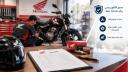 موتورسیکلت هوندا (Honda) در تعمیرگاه در حال بررسی توسط تکنسین