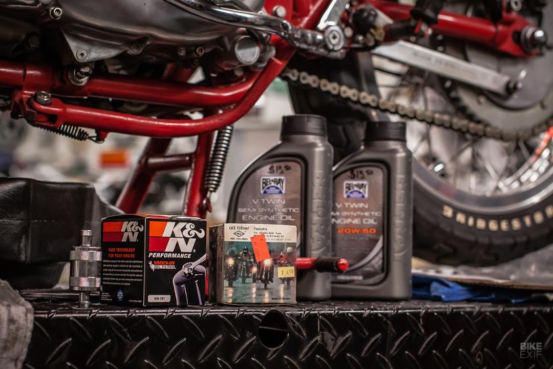 بطری‌های روغن موتور V-Twin و فیلتر روغن K&N (K&N) در کنار موتور
