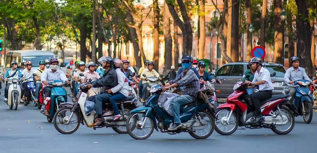 موتورسیکلت‌ها و اسکوترهای در حال حرکت در ترافیک شهری