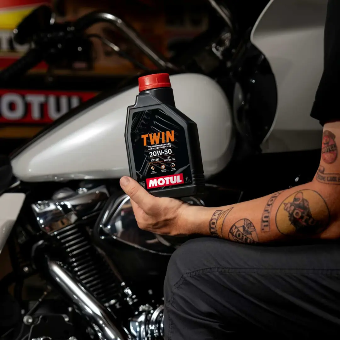 بطری روغن موتور موتیول (Motul) Twin 20W-50 در دست موتورسوار