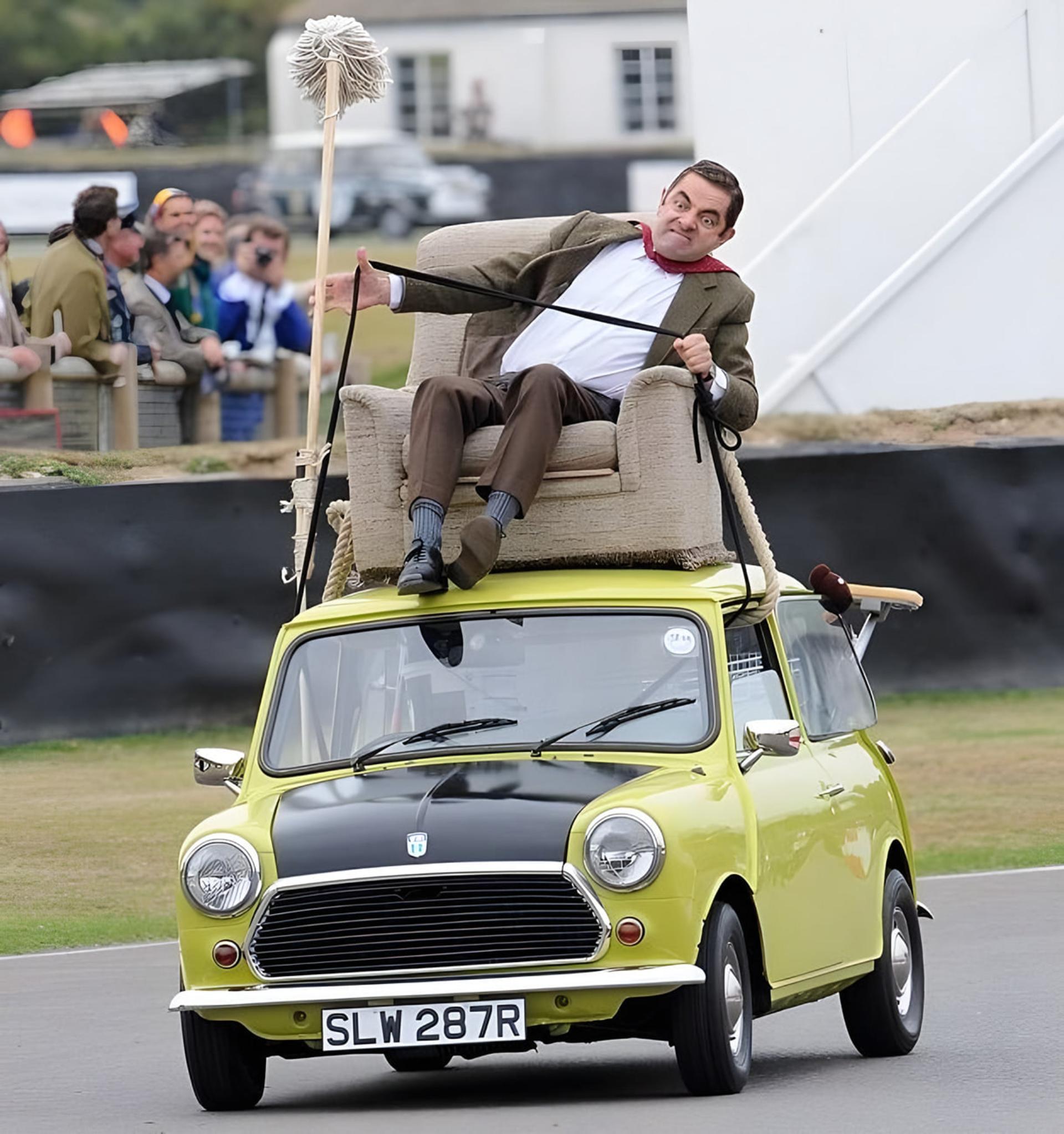 خودروی مینی (Mini) زرد رنگ با شخصیت مستر بین (Mr. Bean) روی سقف