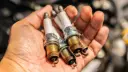 شمع‌های چندالکتروده (Multi-electrode Spark Plugs) در دست تعمیرکار خودرو