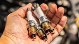 شمع‌های چندالکتروده (Multi-electrode Spark Plugs) در دست تعمیرکار خودرو