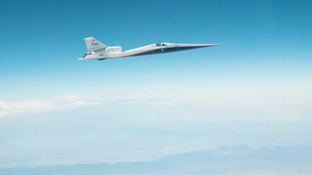 هواپیمای آزمایشی ناسا (NASA) مدل X-59 در حال پرواز در آسمان آبی