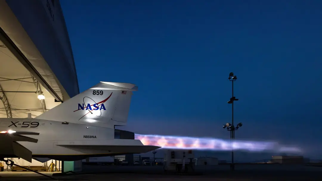هواپیمای آزمایشی ناسا (NASA) مدل X-59 در مقابل آشیانه در هنگام غروب