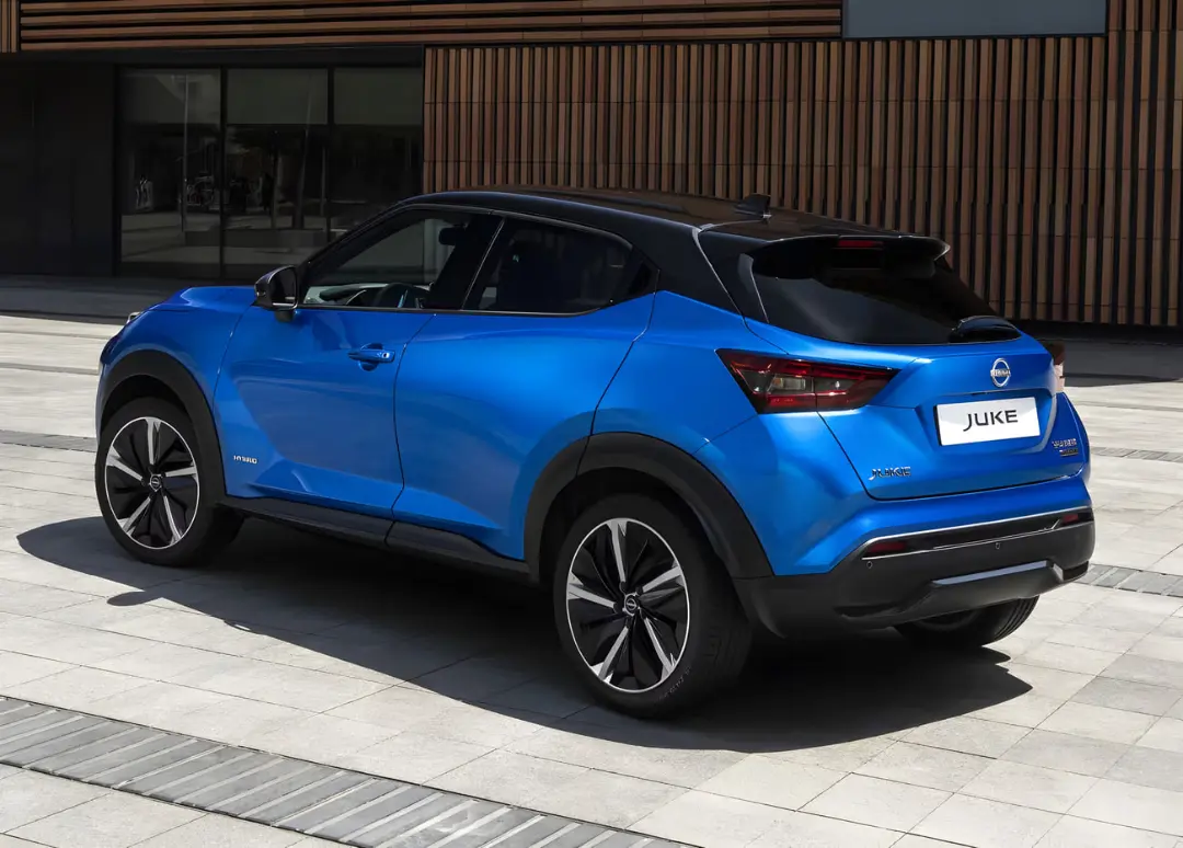 نیسان جوک (Nissan Juke) آبی رنگ در فضای باز
