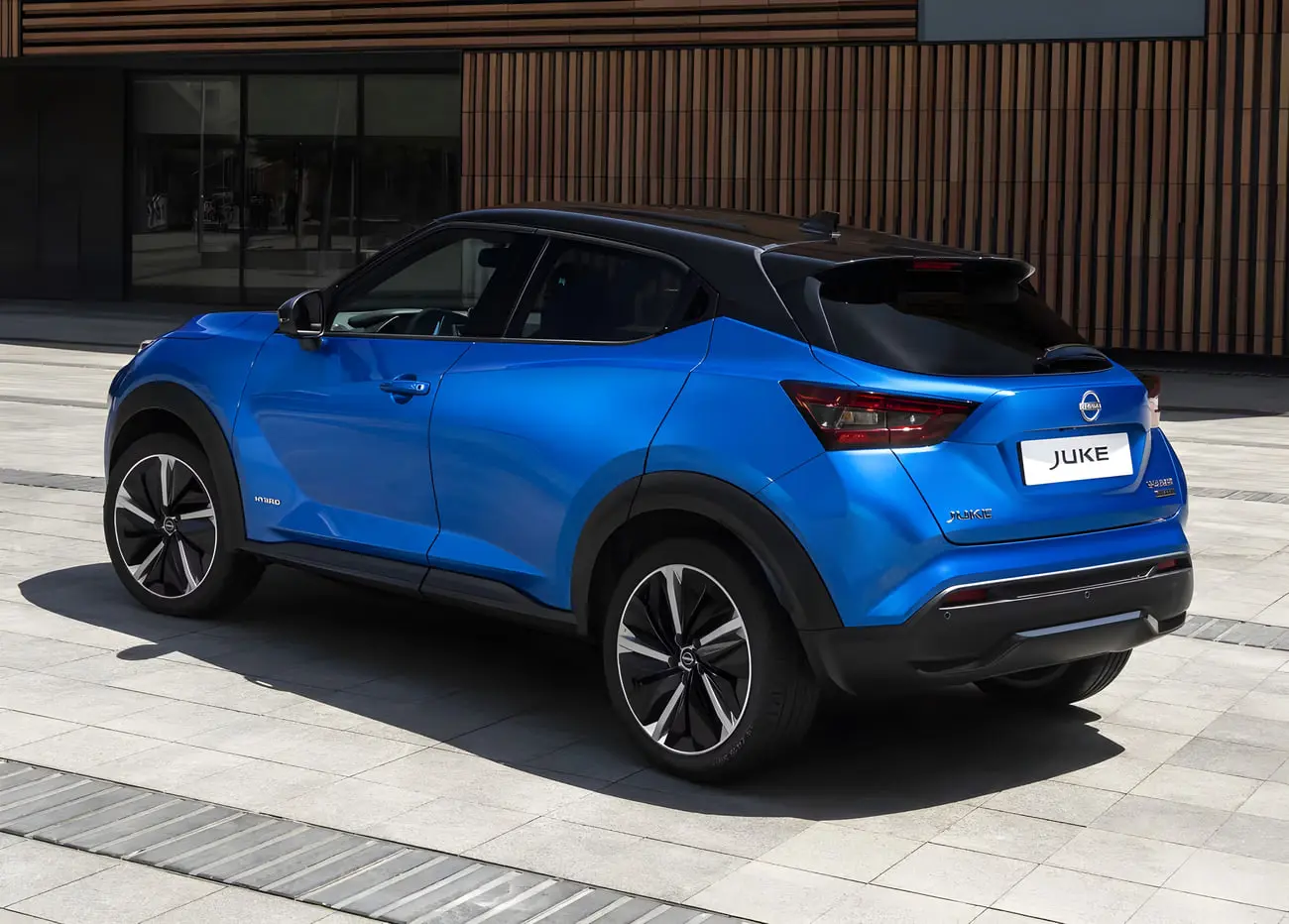 خودرو نیسان جوک (Nissan Juke) آبی رنگ در فضای باز