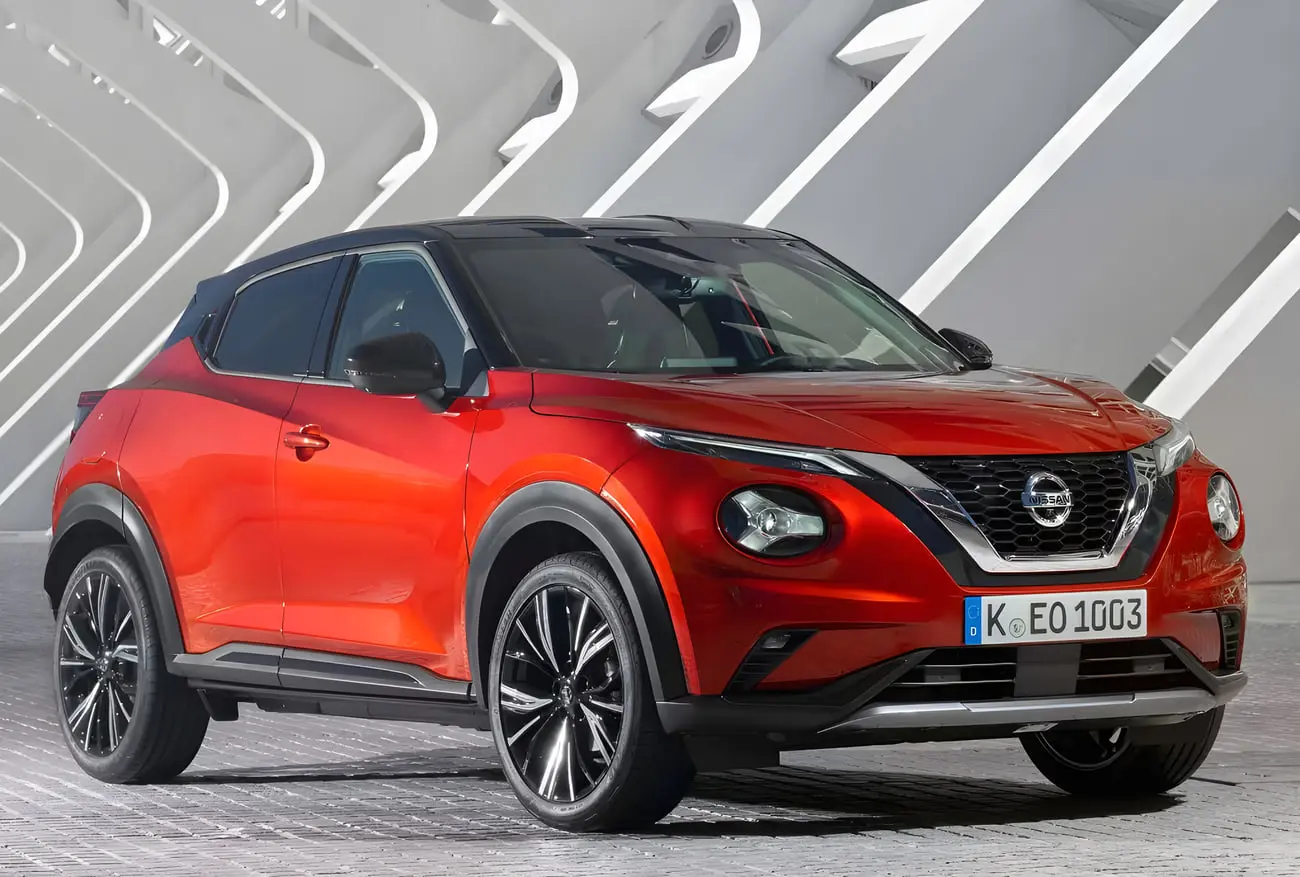 خودرو نیسان جوک (Nissan Juke) با رنگ نارنجی متالیک در فضای باز