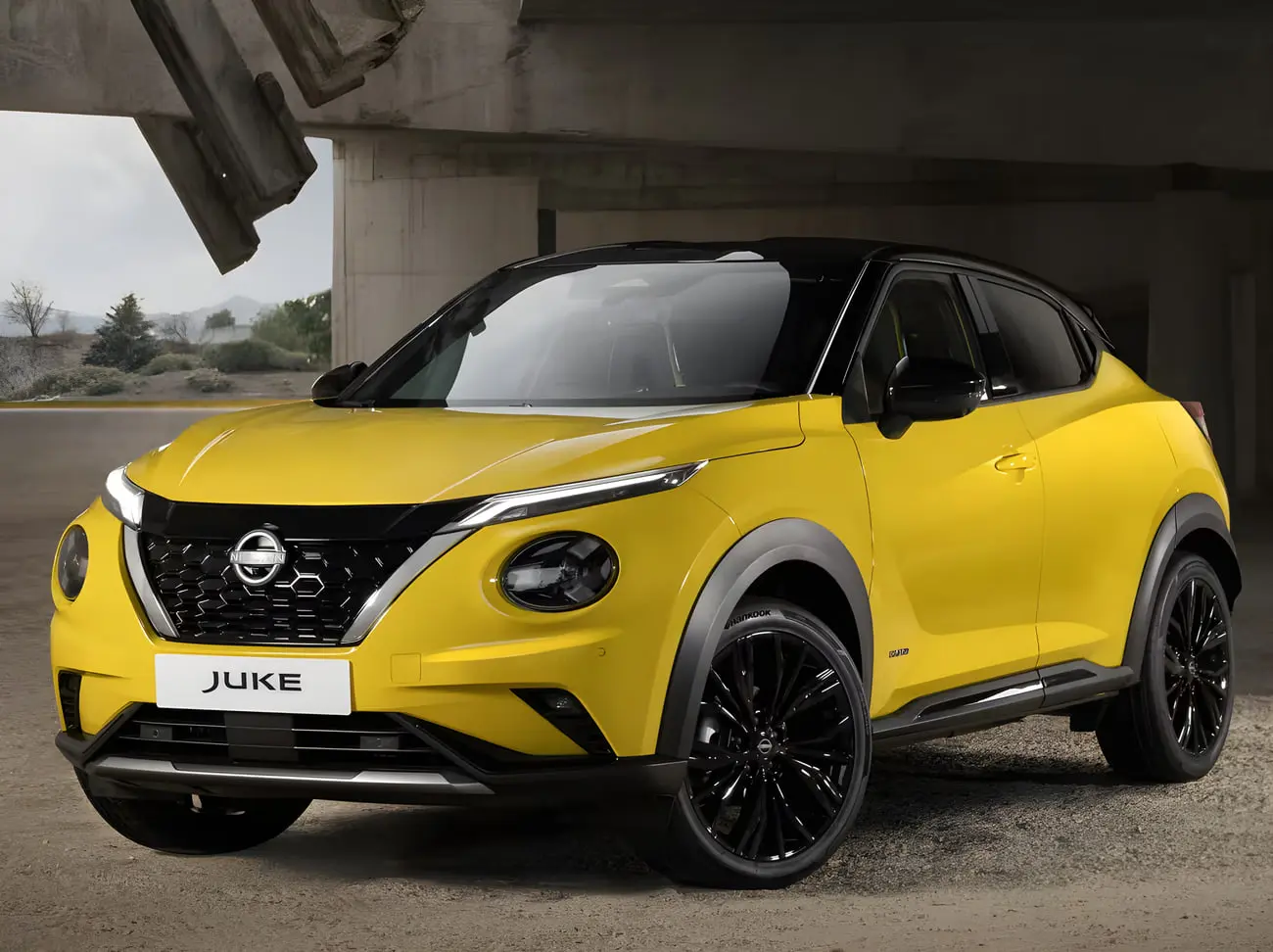 خودرو نیسان جوک (Nissan Juke) زرد رنگ با سقف مشکی در فضای باز
