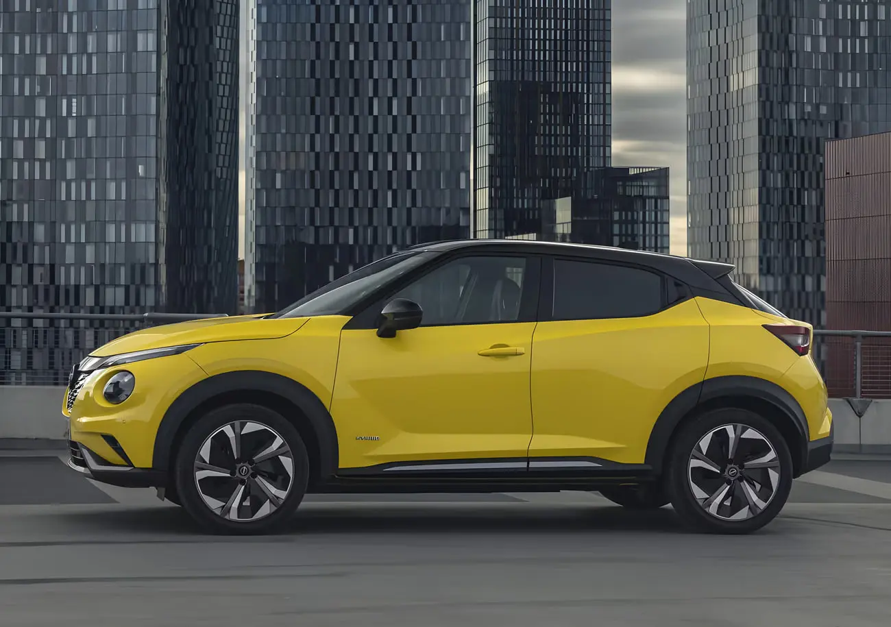 خودرو نیسان جوک (Nissan Juke) زرد رنگ در محیط شهری