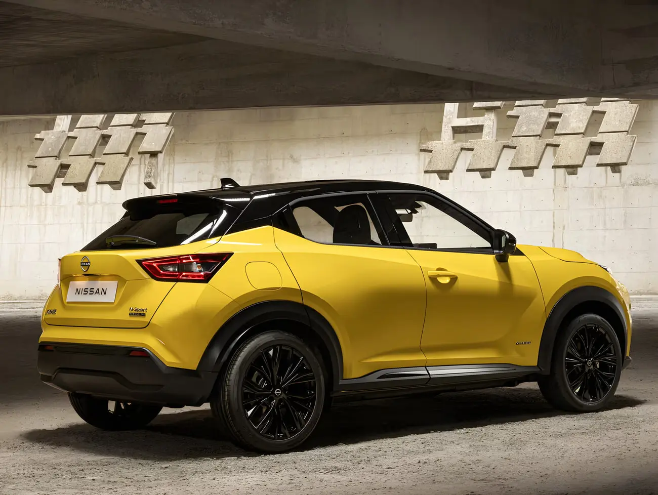 خودرو نیسان جوک (Nissan Juke) زرد رنگ در نمای نیم‌رخ عقب
