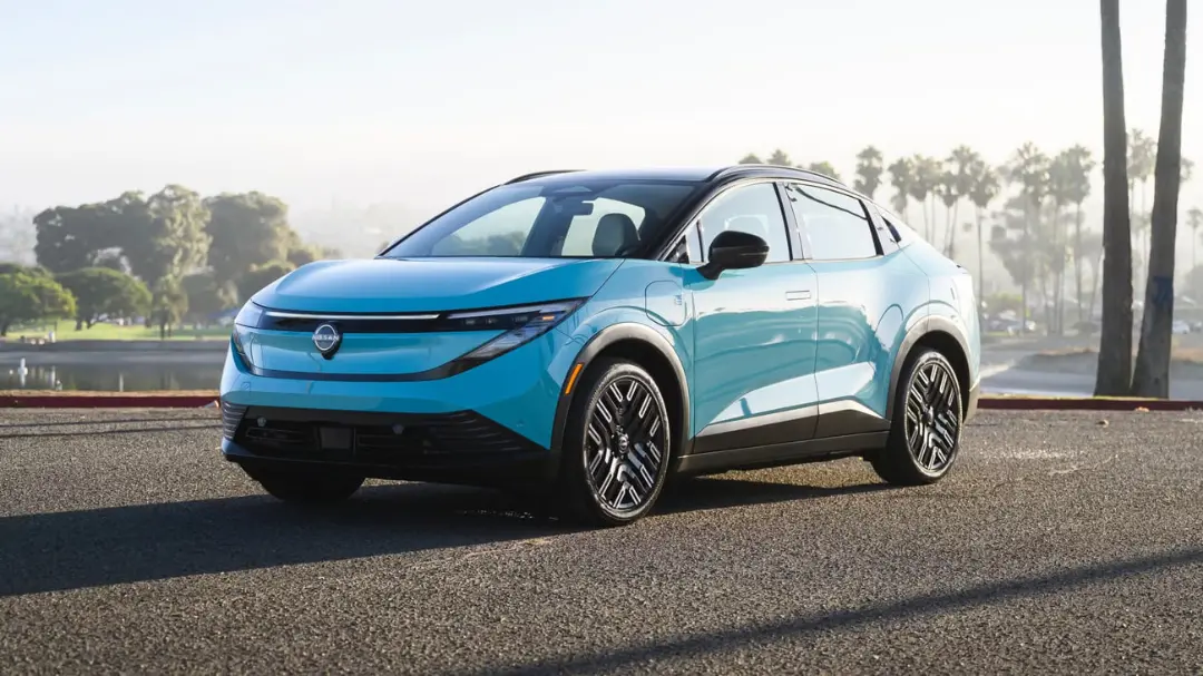 خودرو برقی نیسان آریا (Nissan Ariya) با رنگ آبی روشن در فضای باز
