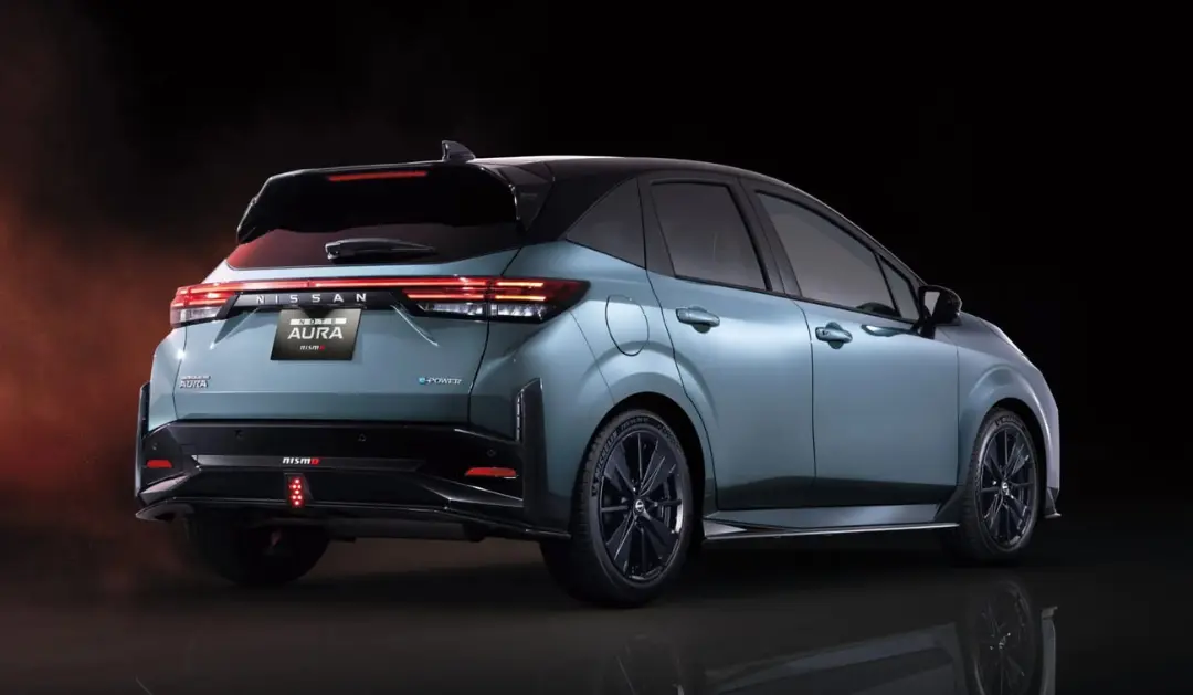 خودرو نیسان نوت اورا نیسمو (Nissan Aura Nismo) با رنگ آبی متالیک