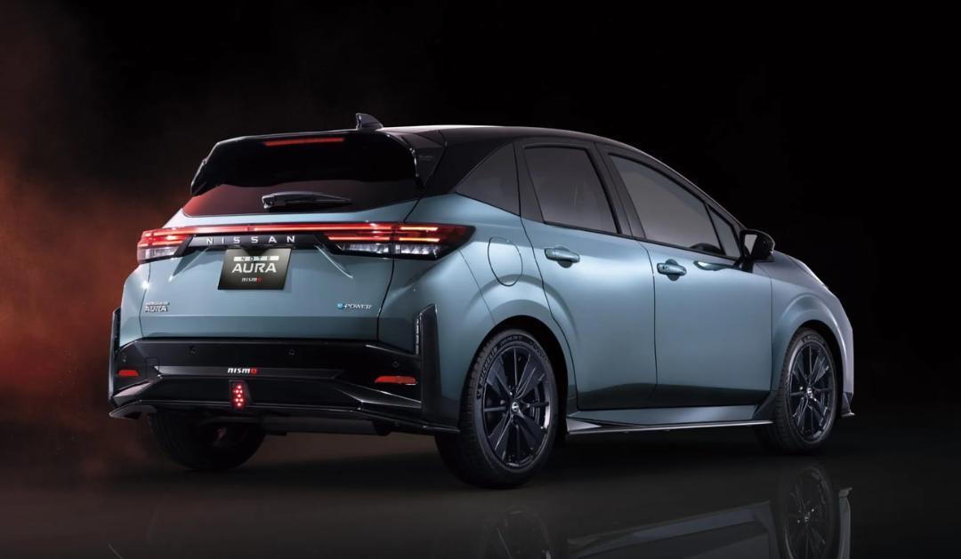خودرو نیسان نوت اورا نیسمو (Nissan Aura Nismo) با رنگ آبی متالیک
