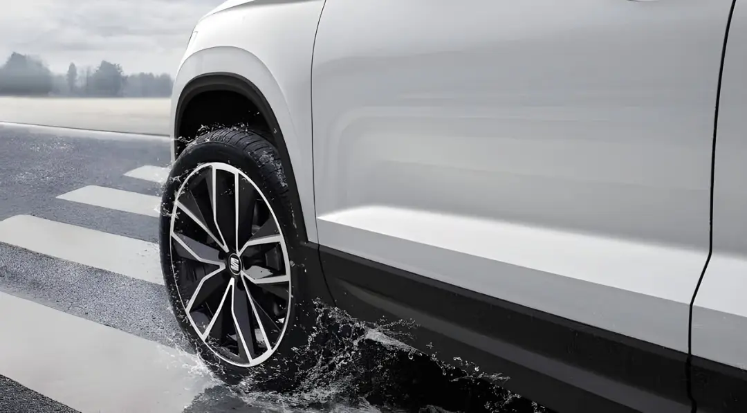 لاستیک خودرو نیسان (Nissan) در حال حرکت روی جاده خیس