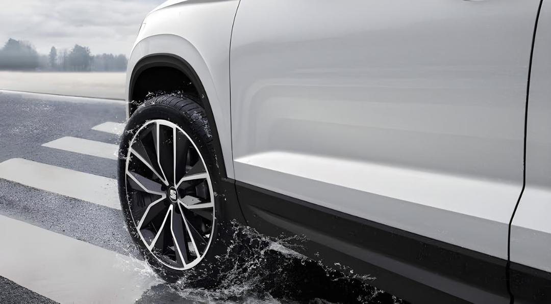 لاستیک خودرو نیسان (Nissan) در حال حرکت روی جاده خیس