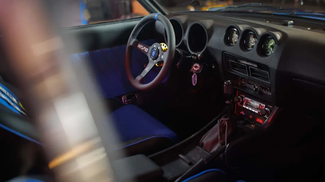 کابین خودروی نیسان کانسپت داتسون S30 (Datsun S30 Concept) با فرمان NISMO