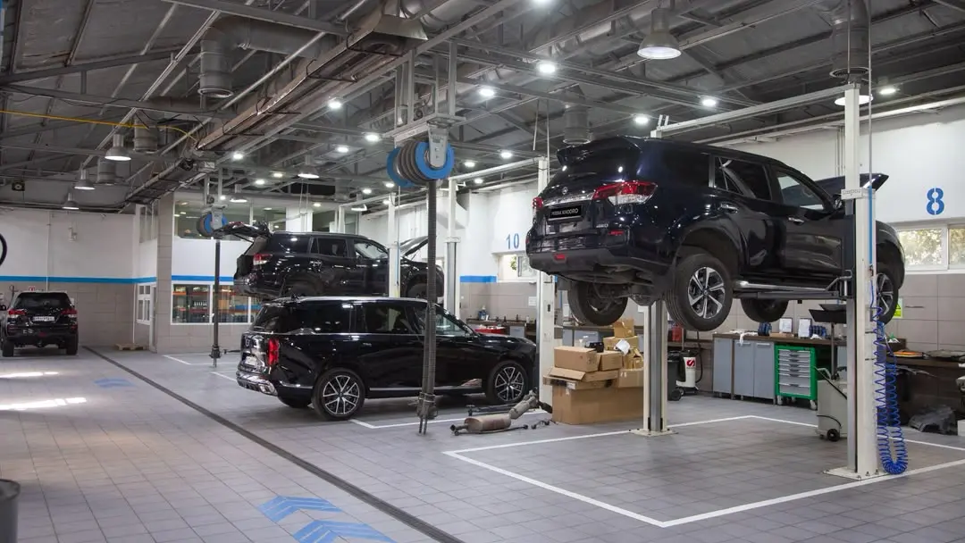 خودروهای نیسان (Nissan) ترا روی liftهای تعمیراتی در مرکز خدمات خودرو