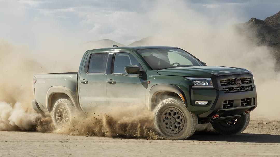 خودروی نیسان فرانتیر (Nissan Frontier) در حال حرکت در مسیر خاکی