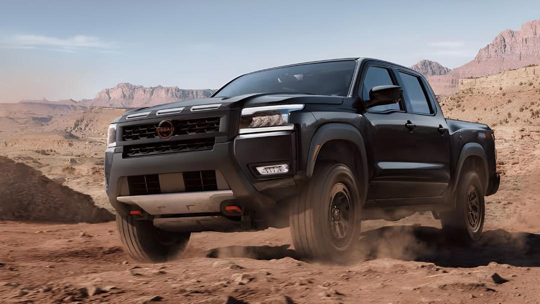 پیکاپ نیسان فرانتیر (Nissan Frontier) در حال حرکت در مسیر کویری