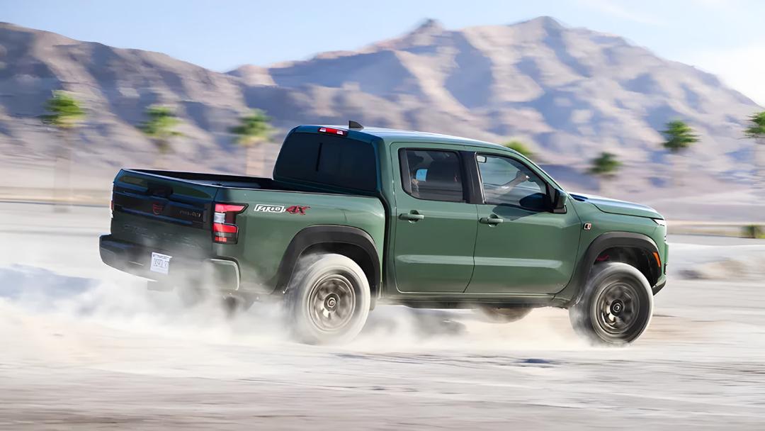 پیکاپ نیسان فرانتیر (Nissan Frontier) سبز رنگ در حال حرکت در بیابان
