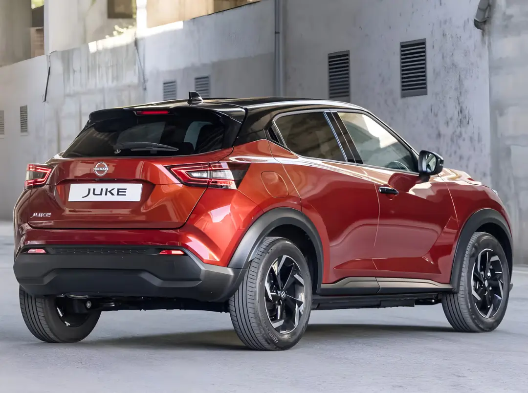 خودرو نیسان جوک (Nissan Juke) قرمز رنگ در نمای عقب و جانبی
