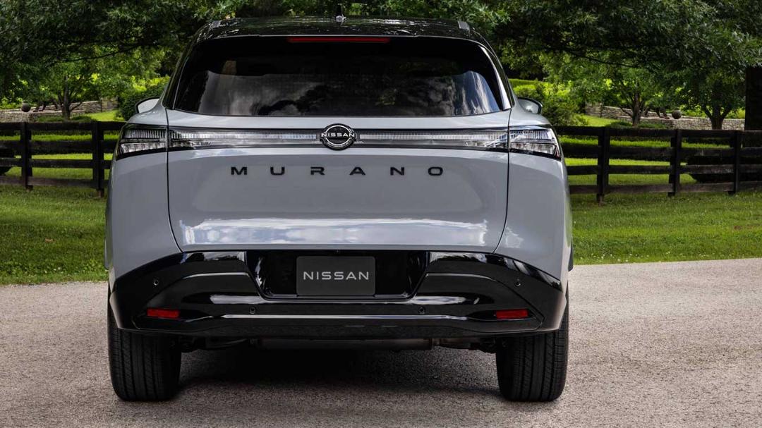 نمای عقب خودروی نیسان مورانو (Nissan Murano) مدل ۲۰۲۷ با رنگ خاکستری و بخش‌های مشکی