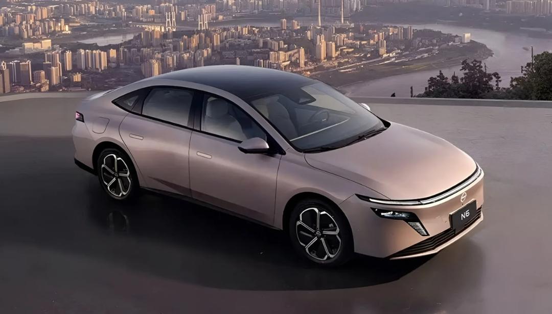 خودرو نیسان N6 PHEV با رنگ مسی در نمای بیرونی