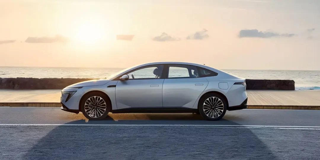خودرو تمام‌برقی نیسان (Nissan N7) در جاده‌ای ساحلی هنگام غروب خورشید