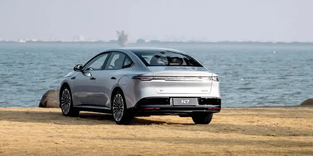 خودرو برقی نیسان N7 (Nissan N7) در کنار ساحل