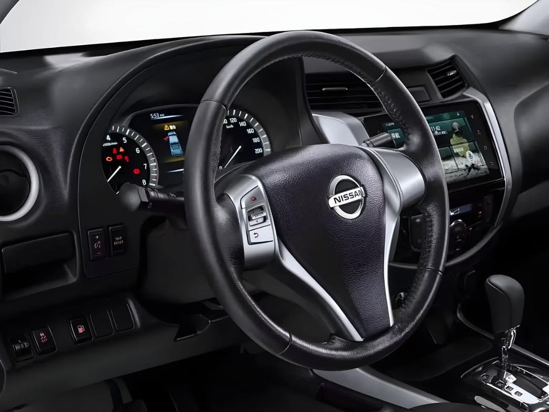 نمای داخلی و داشبورد خودرو نیسان ناوارا (Nissan Navara) با فرمان و نمایشگر