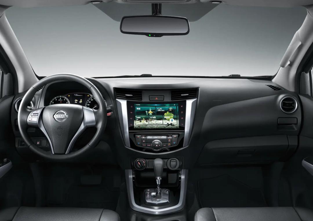 داشبورد و کابین جلوی خودروی نیسان ناوارا (Nissan Navara) با نمایشگر لمسی